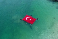 Van Gölü’nde dev Türk bayrağı dalgalandı