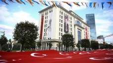 Vatandaşlar dev Türk bayrağıyla AK Parti Genel Merkezi'ne yürüdü