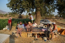 Yangının ardından 40 derece sıcakta çardakta yaşam mücadelesi