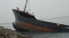 Yeniköy'de yük gemisi karaya oturdu