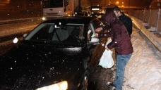 Yoğun kar yağışı nedeniyle yolda kalanlara kumanya dağıtıldı