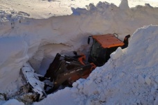 Yüksekova’da kar kalınlığı iş makinelerinin boyunu geçti