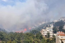 Yunanistan’da büyük yangın, bazı bölgelerde tahliyeler başladı