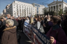Yunanistan'da sağlık çalışanları ek ödenek talebiyle eylem yaptı