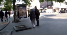 Yürümekte zorlanan yaşlı adama bekçiler yardımcı oldu