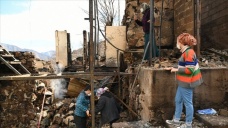 Yusufeli'nde evleri kullanılmaz hale gelen yangınzedeler, enkazda değerli eşyalarını arıyor
